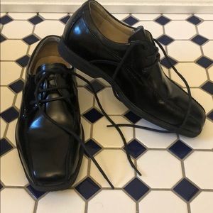 Boys Florsheim black dress shoes, size 1